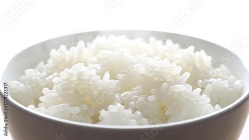 白背景に湯気の立つご飯、粒が際立つクローズアップ