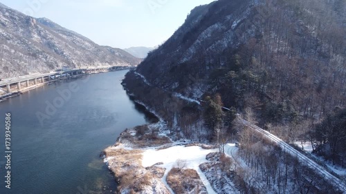 눈 덮힌 북한강 옆을 달리는 관광열차