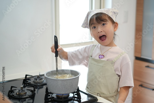 家庭で手打ちうどんに挑戦する女の子の料理シーン（準備〜調理〜試食）