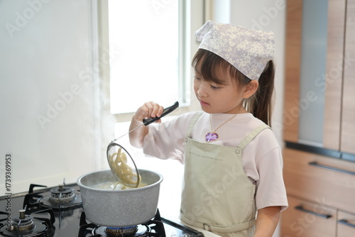 家庭で手打ちうどんに挑戦する女の子の料理シーン（準備〜調理〜試食）