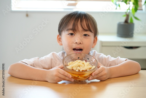 家庭で手打ちうどんに挑戦する女の子の料理シーン（準備〜調理〜試食）