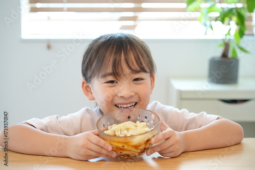 家庭で手打ちうどんに挑戦する女の子の料理シーン（準備〜調理〜試食）