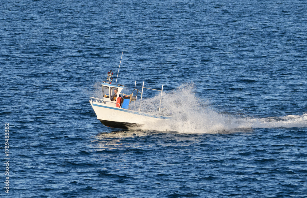Naklejka premium Petite vedette sur la mer en Bretagne