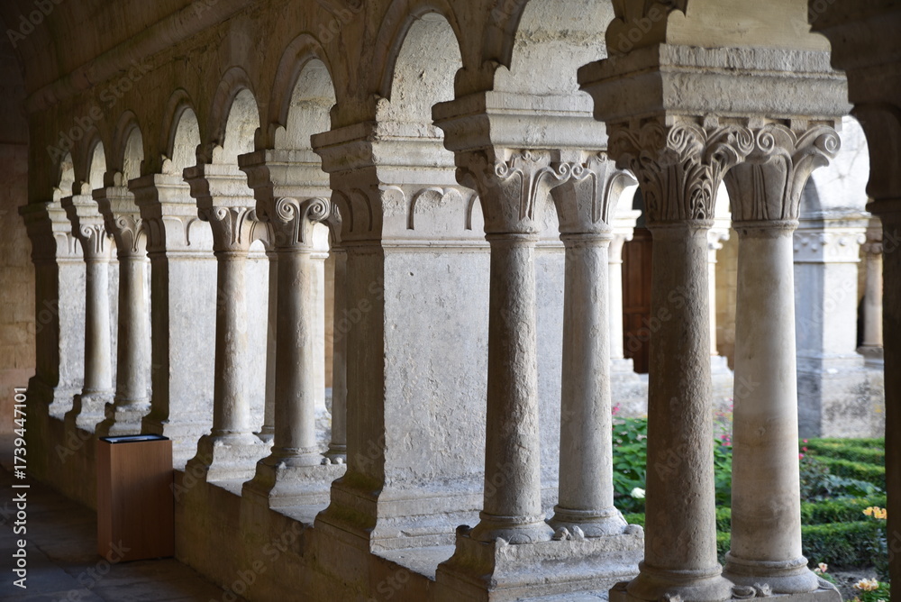 Fototapeta premium Cloître&nbsp;de&nbsp;la cathédrale Notre-Dame-de-Nazareth à&nbsp;Vaison-la-Romaine. France
