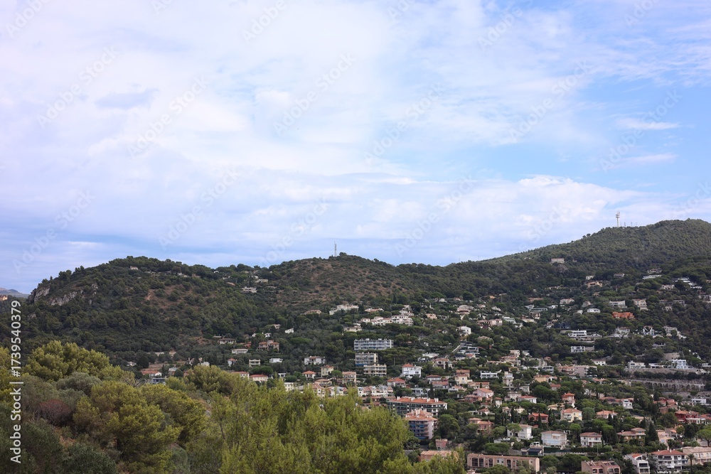Obraz premium Picturesque view of city with buildings and trees in mountains