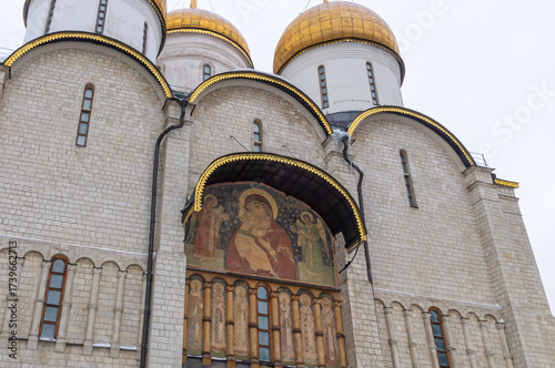 Obraz na plátně The cathedral with golden domes on the territory of the Moscow Kremlin