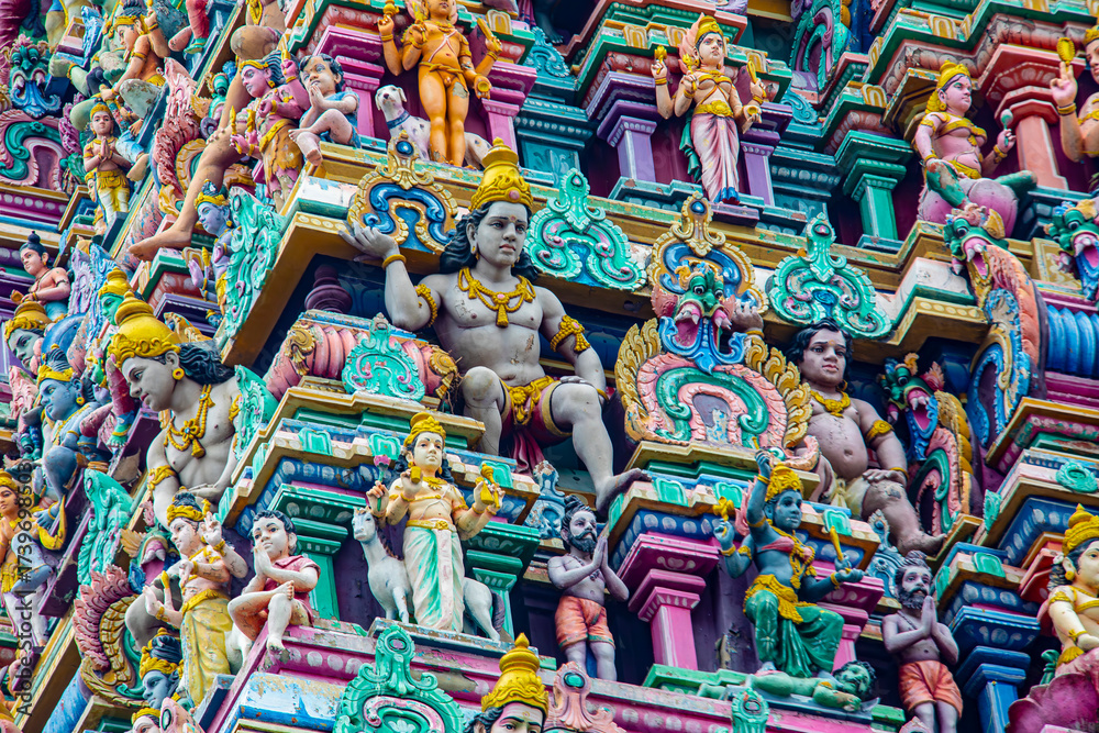 Obraz premium India Chennai’s Kapaleeshwarar Temple features a 40m-tall entrance gopuram, lavishly decorated with vibrant sculptures, a hallmark of Dravidian architecture