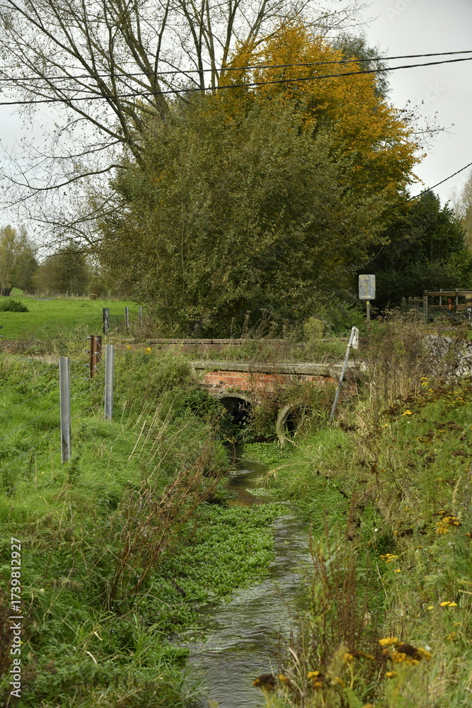 Fototapeta premium L'un des mini-ponts en pleine campagne à Ghislenghien (Ath) 