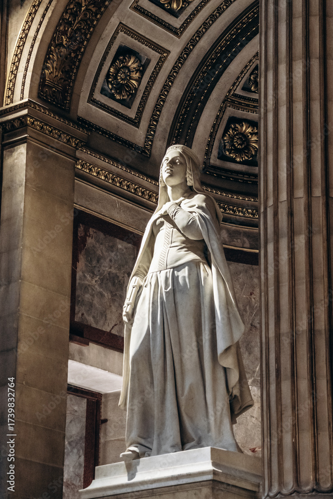 Naklejka premium Paris, France - September 10, 2025: Marble statue inside the Church of La Madeleine with detailed architectural background