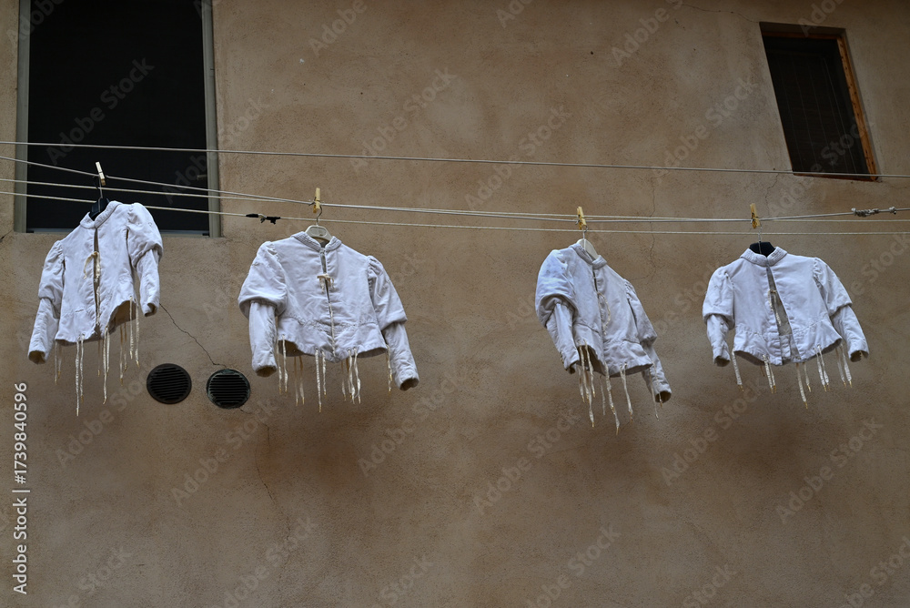 Fototapeta premium Vêtements séchant sur un fil à linge dans une rue de Sienne