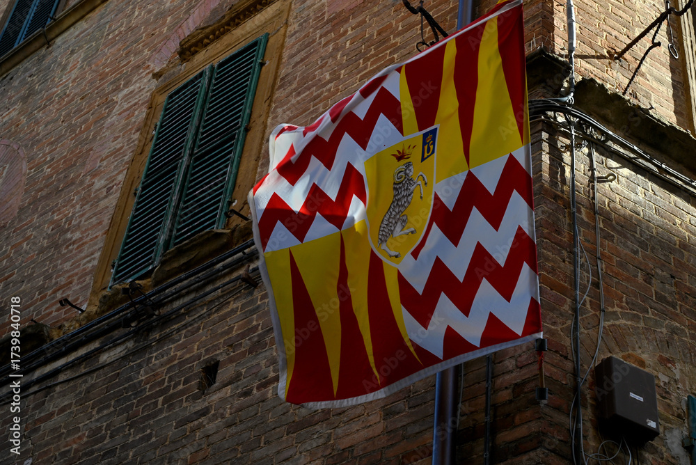 Obraz premium Drapeau de quartier dans la ville de Sienne en gros plan