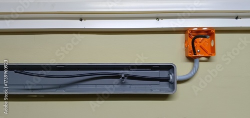 Installation of a linear luminaire on the side wall of a corridor