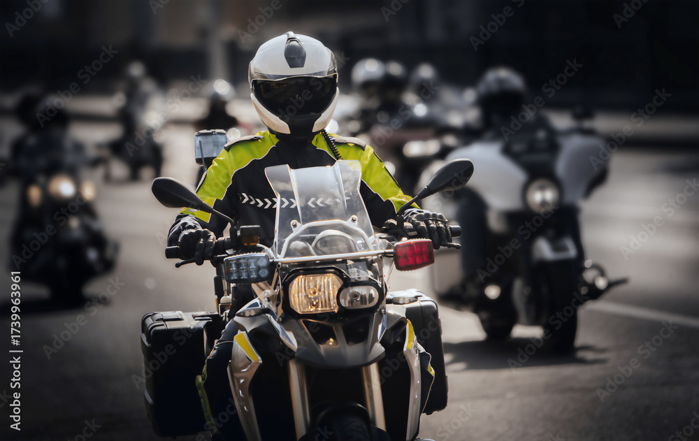 Φωτογραφία Police officer riding motorcycle in city patrol parade