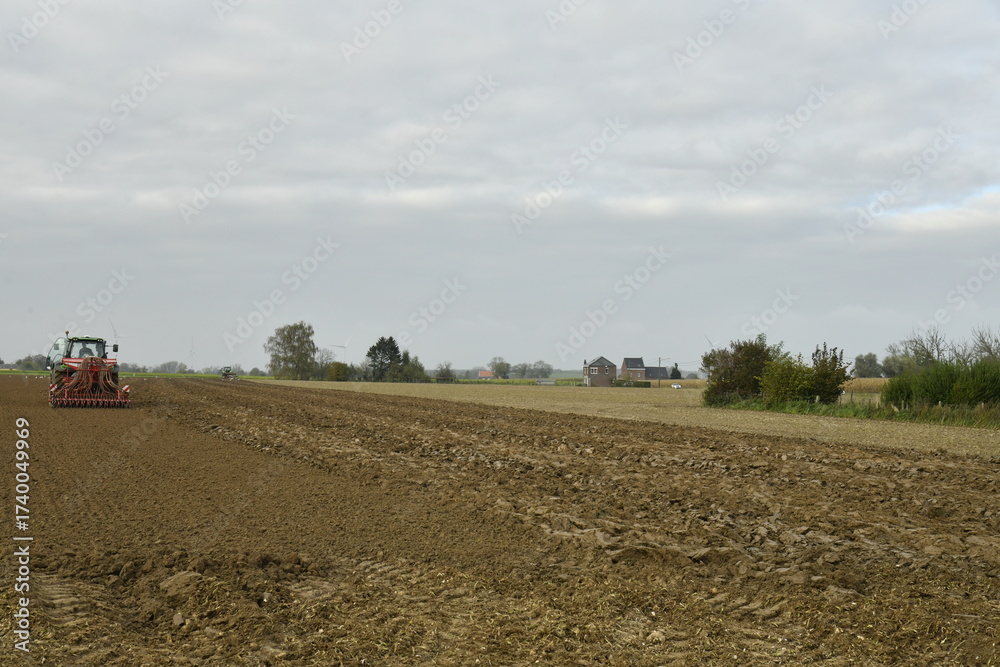 Fototapeta premium Tracteur labourant un champ à Hellebecq (Silly)