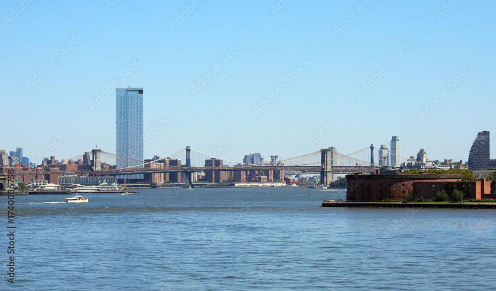 Naklejka premium Brooklyn and Manhattan bridges seen from a boat with East River view