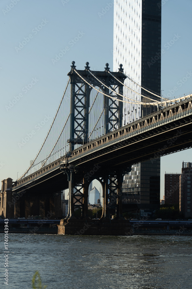 Naklejka premium manhattan bridge in the evening