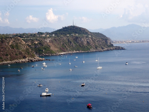 Promontorio Roccioso e Baia Mediterranea con Barche a Vela 2611