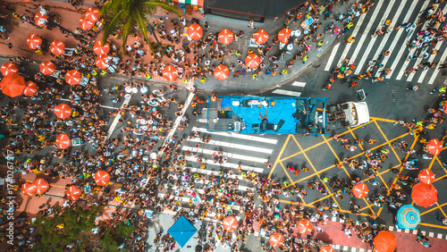 Carnaval Bloco De Rua Festa Folia Desfile Foliões Trio Elétrico Banda Música Dança Multidão Público Alegria Cultura Tradição Fantasia Rua Centro São Paulo Prédios Urbano Cidade Verão Evento Diversão