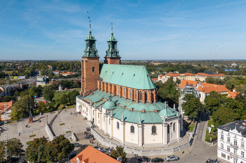 Obraz premium Bazylika Prymasowska w Gnieźnie, Polska