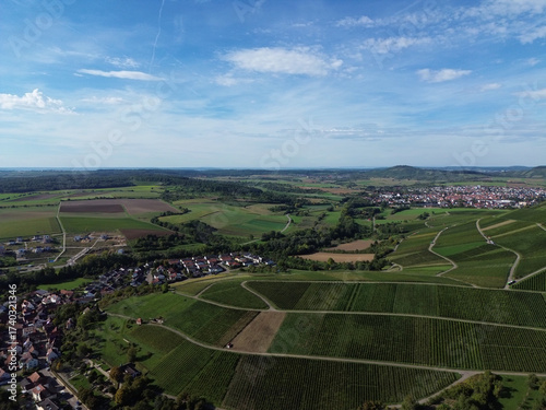 Weinberge in Kleinbottwar bieten eine atemberaubende Aussicht auf die umliegende Landschaft und die charmante Stadt