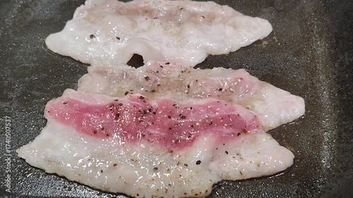 豚バラ肉のソテー　調理シーン