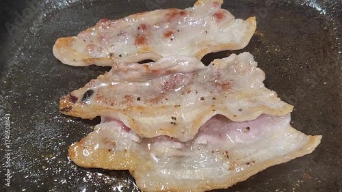 豚バラ肉のソテー　調理シーン
