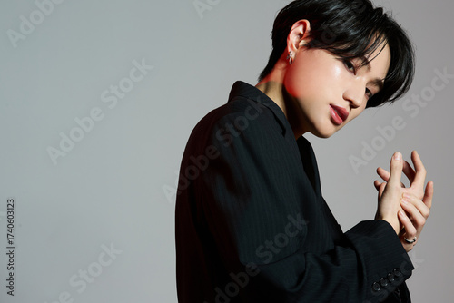 メイクをしたクールなアジアの若い男性のポートレート