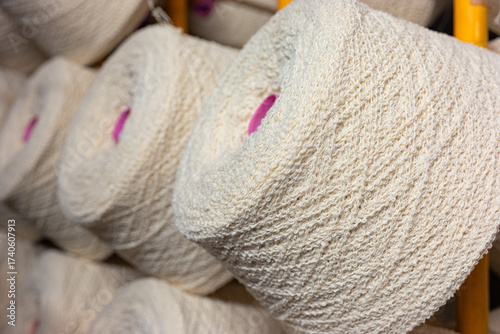 Wolle auf Rollen in einer Strickfabrik