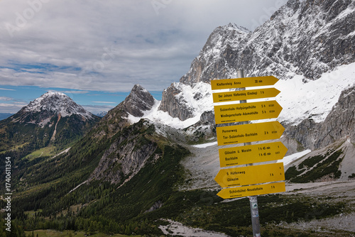 Wnderweg Hinweise an der Dachstein Südwand
