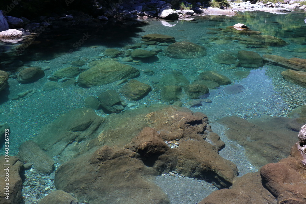 Fototapeta premium 透明度の高い汗見川 夏 (高知県 本山町)