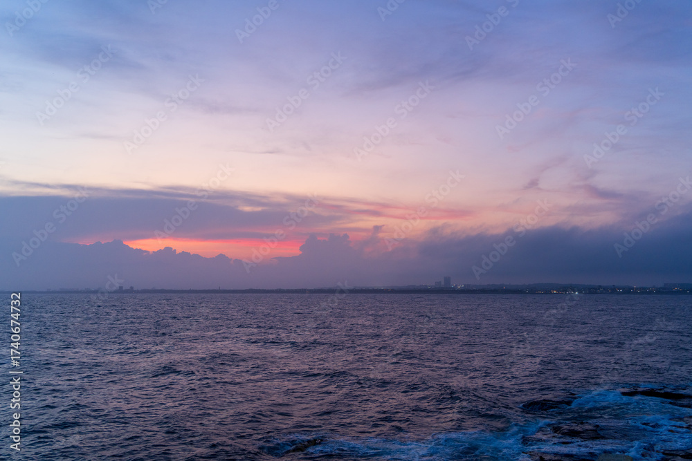 Obraz premium 江の島の海と夕暮れの空