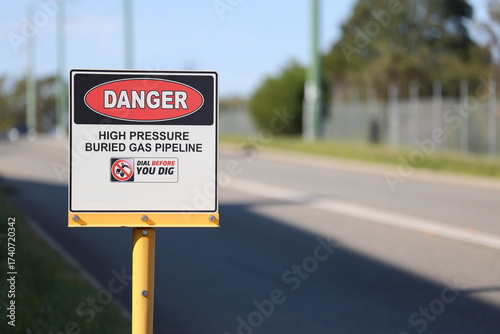 Quadro su tela Danger sign, warning of buried high pressure natural gas pipeline