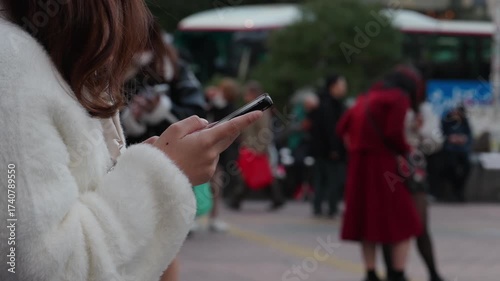 スマートフォンを操作する女性の手元
