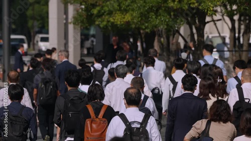 朝の通勤するビジネスマンたちの後ろ姿　東京