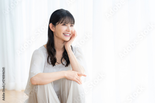 リビングでスキンケアをするミドルの女性 Free Download リビングでスキンケアをするミドルの女性 - GFXLoad