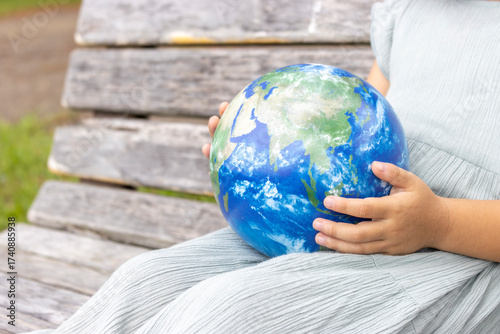地球儀を持ってベンチに座る女の子（5歳、日本人、顔無し）