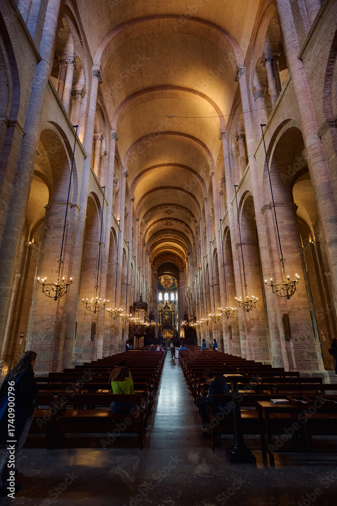 Fototapeta premium Basilica of saint-sernin interior showing romanesque architecture