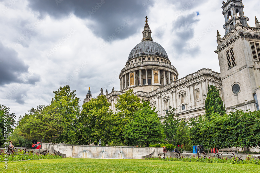 Obraz premium St. Paul's Cathedral London with Dramatic Sky and Historic Architecture View