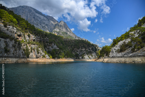 Spektakuläre Berglandschaft mit türkisfarbenem See und Felsen