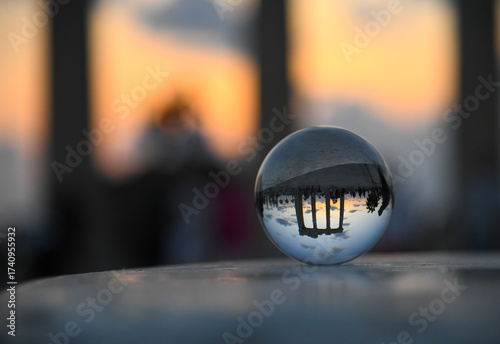 Magische Reflexion: Sonnenuntergang und antike Ruinen in der Kristallkugel