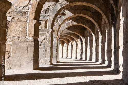 Antike Steinbögen im Amphitheater von Aspendos, Antalya – Historische Architektur und Perspektive