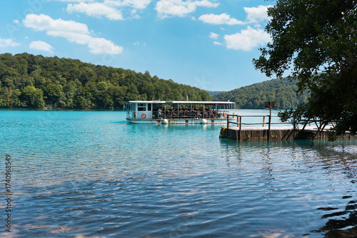 Konstfotografi Tourist ferry boat navigating Plitvice Lakes National Park Croatia