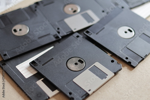 Una toma de cerca de varios disquetes viejos de computadoras 