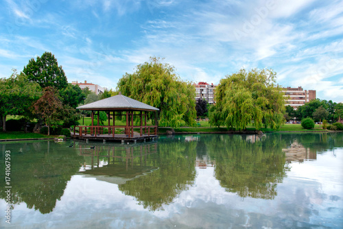 Lago de la ciudad de Pamplona