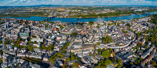Fotografía Aerial view around the old town of the city Mainz in Germany on a sunny spring d
