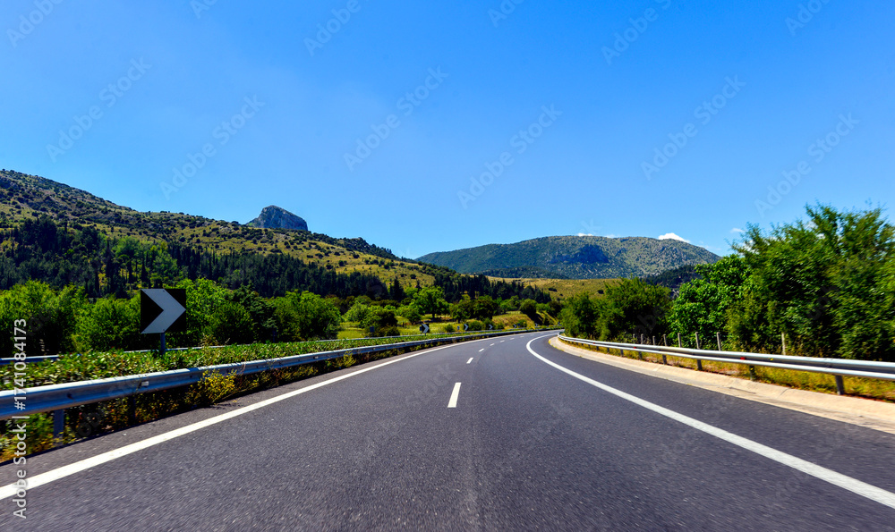 Fototapeta premium Autobahn Aftokinitodromos 7 / Αυτοκινητόδρομος 7 vor Tripoli in Richtung Kalamata (Griechenland)