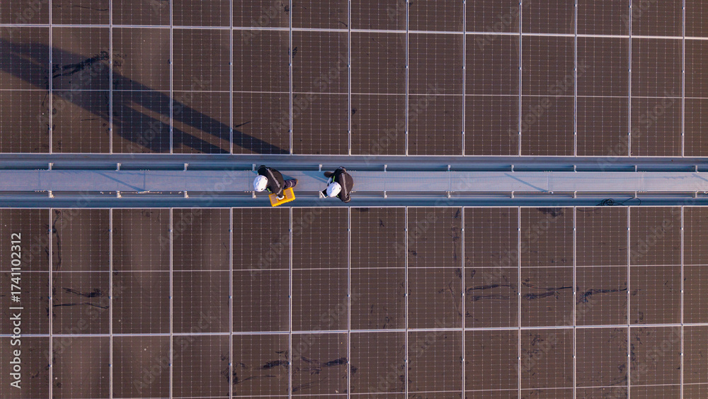Obraz premium Engineers inspecting rooftop solar panels for maintenance