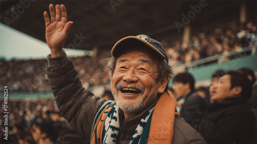Wallpaper Mural 日本人シニア男性がスタジアムで声援を送る Torontodigital.ca