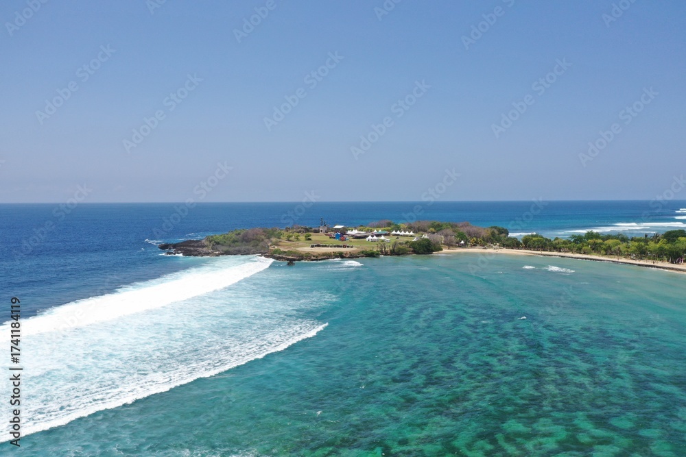 Obraz premium Long Foamy Waves Along the Ocean Shore