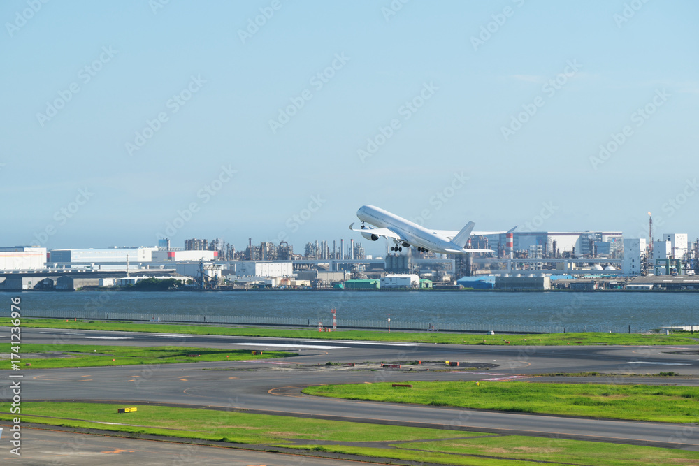 Fototapeta premium 羽田空港から離陸する飛行機